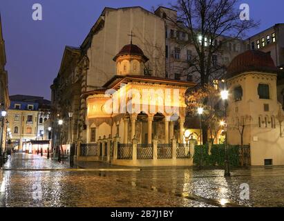 Stavropoleos Kirche in der Nacht, Bukarest. Touristenattraktion der Altstadt in Rumänien Stockfoto