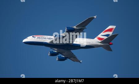 März 2020, London, Großbritannien. British Airways Airbus A380-841 G-XLEJ auf dem Weg nach Heathrow, von Los Angeles kommend. Stockfoto