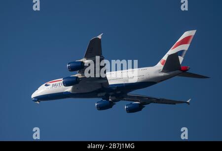 März 2020, London, Großbritannien. British Airways Airbus A380-841 G-XLEJ auf dem Weg nach Heathrow, von Los Angeles kommend. Stockfoto