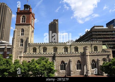 Barbican Estate in London. St. Giles Cripplegate - wieder aufgebaute, gothische Kirche. Stockfoto