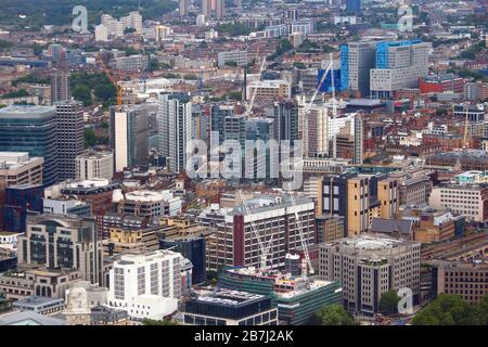 Moderne Entwicklung in London - Luftaufnahme mit Wolkenkratzern im Gebiet von Whitechapel. Stockfoto