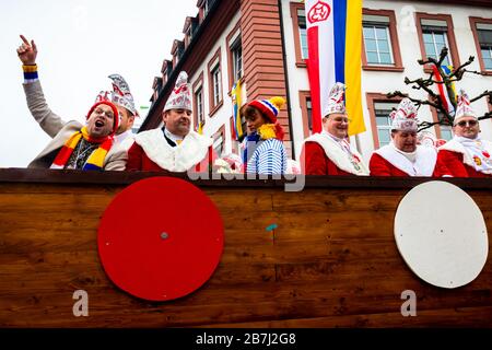 Die Linie der Menschen auf einem Floß der Rose Montagsumzug in Mainz, Deutschland. Stockfoto