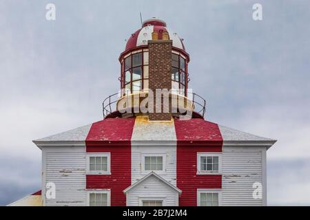 Cape Bonavista Lighthouse mit seinen markanten roten Streifen auf der Bonavista Halbinsel, Neufundland, Kanada Stockfoto