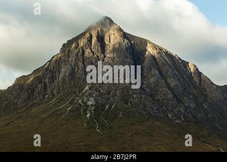 Dramatische Ausblicke auf die schroffe Wand von Stob Dearg auf Buachaille Etive Mor in Sonnenschein und Schatten, Glen Coe, Rannoch Moor, Schottland, Großbritannien Stockfoto