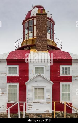 Cape Bonavista Lighthouse mit seinen markanten roten Streifen auf der Bonavista Halbinsel, Neufundland, Kanada Stockfoto