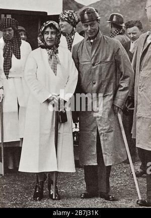 Der Herzog und die Herzogin von York, in Kibblesworth Colliery, Jarrow im Jahr 1936. Prinz Albert Frederick Arthur George, Herzog von York, zukünftiger Georg VI., von 1895 bis 1952. König des Vereinigten Königreichs und der Dominions des britischen Commonwealth. Duchess of York, zukünftige Königin Elizabeth, die Königinmutter. Elizabeth Angela Marguerite Bowes-Lyon, 1900 - 2002. Frau von König Georg VI. Und Mutter von Königin Elisabeth II Von König Georg dem 6., veröffentlicht 1937. Stockfoto