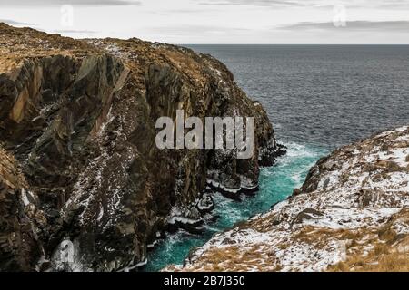 Der Ozean und die gefährlichen Felsen am Cape Bonavista Lighthouse auf der Bonavista Halbinsel, Neufundland, Kanada Stockfoto