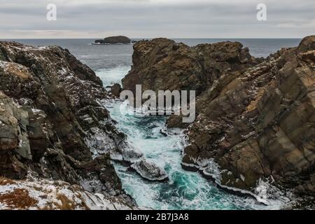 Der Ozean und die gefährlichen Felsen am Cape Bonavista Lighthouse auf der Bonavista Halbinsel, Neufundland, Kanada Stockfoto