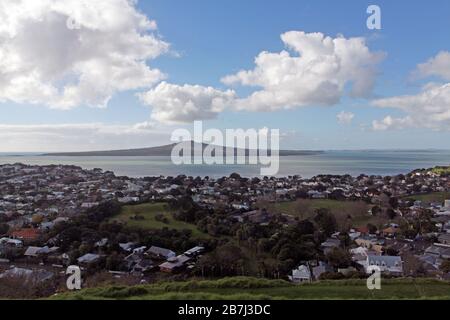 Rangitoto Island von One Tree Hill, Neuseeland Stockfoto