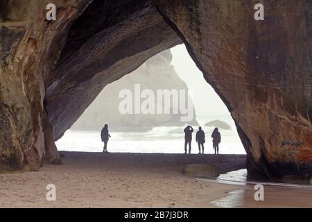 Touristen unter Arch Cathedral Cove Neuseeland Stockfoto