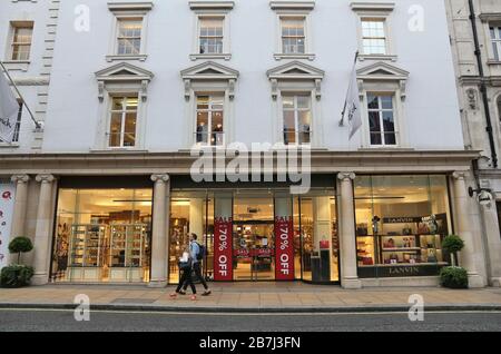 London, Großbritannien - 6. JULI 2016: Fenwick Kaufhaus in der Bond Street in London. Bond Street ist ein wichtiges Einkaufsziel von West End in London. Stockfoto