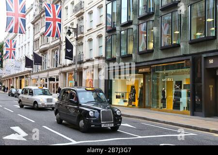 LONDON, Großbritannien - 6. JULI 2016: Modegeschäfte in der New Bond Street in London. Bond Street ist eine große Einkaufsstraße im Londoner West End. Stockfoto