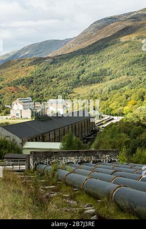 Hydro Electric Pipes führen den Hang hinunter in Richtung Kinlochleven, nahe Fort William, Schottland Stockfoto