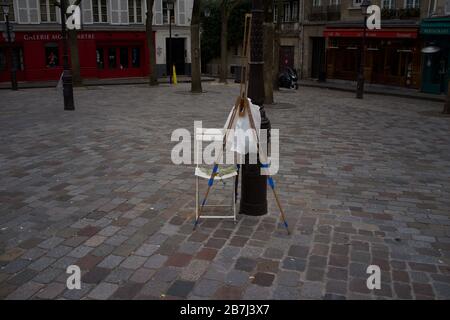 Künstler sind Staffelei und Stuhl, verschlossene Cafés, eine verlassene Place du Tertre, 75018 Paris, Frankreich - Ruhesessel Stockfoto