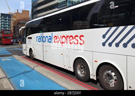 LONDON, Großbritannien - 6. JULI 2016: National Express Fernbus in London, Großbritannien. National Express betreibt Bus-, Bus-, Zug- und Straßenbahnverkehr. Stockfoto