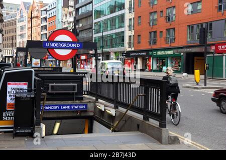 LONDON, Großbritannien - 9. JULI 2016: U-Bahn-Station Chancery Lane in London. Die jährliche ein- und Ausfahrt der London Underground für die Farrington Station betrug 15 Stockfoto