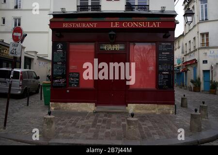 Das Restaurant Le Consulat und das Café sind wegen der Sperrung von Coronavirus, 18 Rue Norvins, 75018 Paris, Frankreich - März 2020 geschlossen Stockfoto