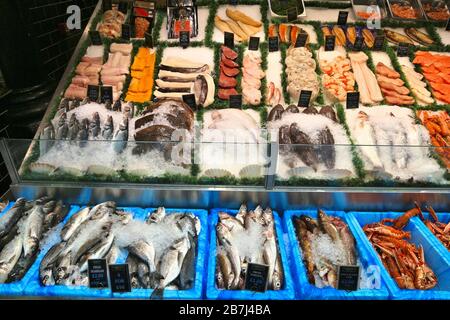 LEEDS, Großbritannien - 11. JULI 2016: Lebensmittelstall im britischen Leeds Kirkgate Market. Auf dem Markt gibt es 800 Verkaufsstände. Es wird von 100.000 Wochenladen besucht Stockfoto