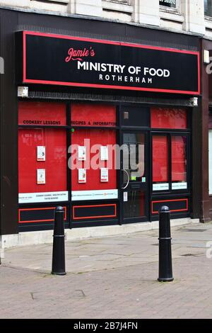 ROTHERHAM, Großbritannien - 10. JULI 2016: Jamie's Ministry of Food in Rotherham, Großbritannien. Es ist Teil des Kochimperiums von Starkoch Jamie Oliver. Ab 2019 wird die c Stockfoto