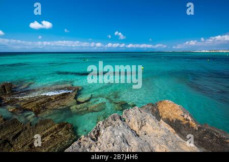 Die schöne Meeresfarbe von Ses Salines Beach, Insel Mallorca, Balearen, Spanien Stockfoto