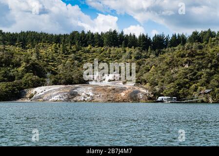 Der Orakei Korako Geothermal Park von gegenüber dem Orakuri-See im Visitor Cente, in der Nähe von Taupo, Neuseeland Stockfoto