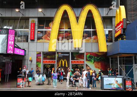 NEW YORK, USA - 10. JUNI 2013: Times Square McDonald's fast Food Restaurant in New York. Stockfoto