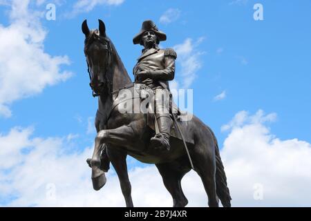 Boston, USA - 9. JUNI 2013: Washington Monument at Public Garden in Boston. Der öffentliche Garten stammt aus dem Jahr 1837 und ist ein eingetragenes Denkmal. Stockfoto