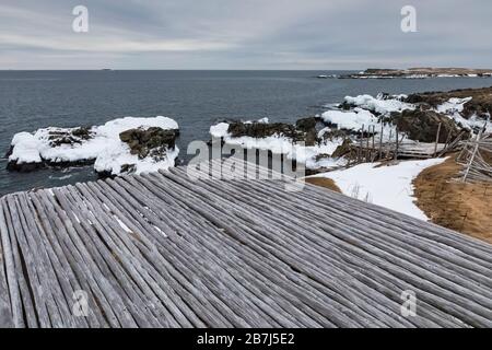 Fischfacke, eine Holzplattform zum Trocknen von Salzcod in Wind und Sonne, auf der Bonavista Peninsula in Neufundland, Kanada Stockfoto