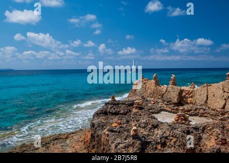 Die schöne Meeresfarbe von Ses Salines Beach, Insel Mallorca, Balearen, Spanien Stockfoto