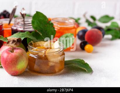 Sortiment an verschiedene Marmeladen in Gars Stockfoto