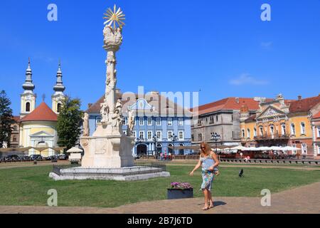 TIMISOARA, Rumänien - 14 AUGUST, 2012: die Menschen besuchen Unirii Platz in Timisoara, Rumänien. Rumänien hatte 7,5 Mio. ausländische Besucher im Jahr 2010. Timisoara ist Stockfoto