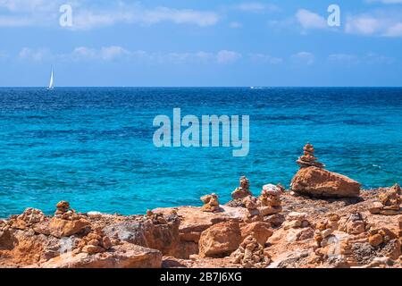 Die schöne Meeresfarbe von Ses Salines Beach, Insel Mallorca, Balearen, Spanien Stockfoto