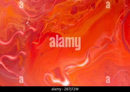 Acrylflüssigkeitsgießverfahren, rot, weiß, orange Stockfoto