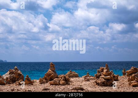 Die schöne Meeresfarbe von Ses Salines Beach, Insel Mallorca, Balearen, Spanien Stockfoto