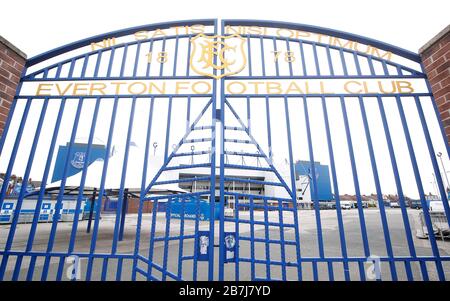 Allgemeiner Blick auf die geschlossenen Tore von außerhalb des Goodison Park, der Heimat des Everton Football Club, nach der Ankündigung vom Freitag, dass die Premier League alle Spiele bis Samstag, den 4. April 2020 ausgesetzt hat. Stockfoto