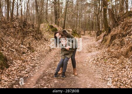Mutter und ihr Sohn haben Spaß in der Natur Stockfoto