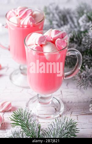Ruby heiße Schokolade oder rosa Kakao Stockfoto