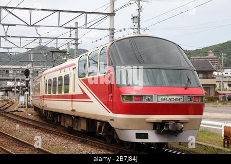 INUYAMA, JAPAN - 3. MAI 2012: Die Serie 1000 von Meitetsu Limited Express fährt auf der Inuyama-Linie in Japan. Mehr als 57.000 Menschen fahren täglich auf dieser Linie Stockfoto