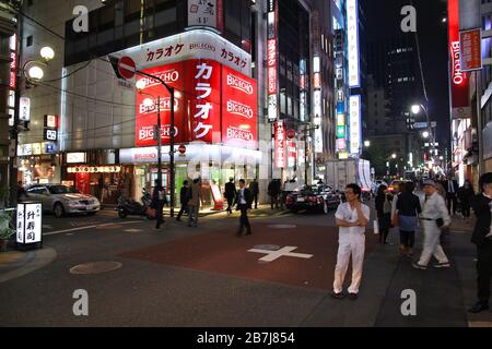 TOKYO, Japan - 13. APRIL 2012: die Menschen besuchen Yaesu Nachbarschaft in Tokio. Tokyo ist die Hauptstadt von Japan, 35 Millionen Menschen in der Stadt leben. Stockfoto