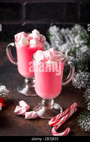 Ruby heiße Schokolade oder rosa Kakao Stockfoto