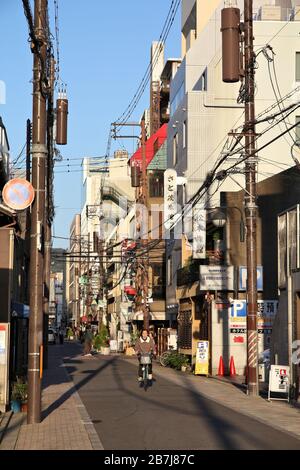 KYOTO, Japan - 14 April, 2012: Person reitet ein Fahrrad in Kyoto, Japan. 15 Prozent Reisen in Japan zu arbeiten, sind auf dem Fahrrad gemacht. Es gibt 72,5 Millionen b Stockfoto