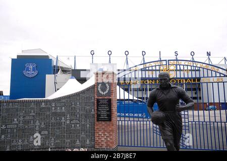 Allgemeiner Blick auf die geschlossenen Tore von außerhalb des Goodison Park, der Heimat des Everton Football Club, nach der Ankündigung vom Freitag, dass die Premier League alle Spiele bis Samstag, den 4. April 2020 ausgesetzt hat. PA Foto. Bilddatum: Montag, 16. März 2020. Der Lichtbildkredit sollte lauten: Martin Rickett/PA Wire Stockfoto