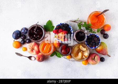 Sortiment von Marmelade in Gläser Stockfoto