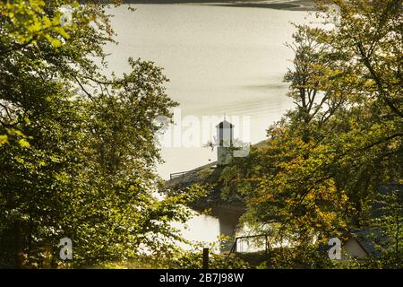 Ein sonniger Herbsttag mit Blick auf die Gairlochy Lighthouse Signal Lamp vom Great Glen Way, Gairlochy, Loch Lochy, Schottland, Großbritannien Stockfoto