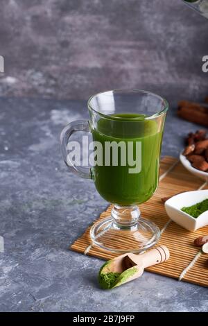 Grüner Tee Matcha aus Glas auf grauem Steinhintergrund Kopierraum Stockfoto