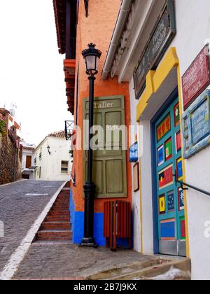 Das Bergdorf Benahavis, Andalucia, Spanien, mit gepflasterten, gestuften Straßen, wunderbaren Restaurants und atemberaubenden Blumen und Tieren Stockfoto