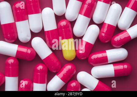 Bunte Pillen und Medikamente Hintergrund. Medizinische Tabletten Kapseln Pillen. Stockfoto
