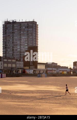 Mann am sonnigen Strand von Margate Stockfoto