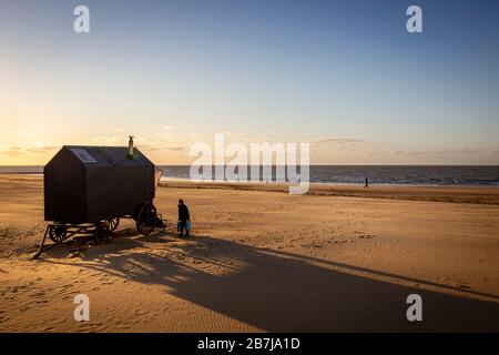 Mann in der gespendeten Sauna am Strand von Margate Stockfoto