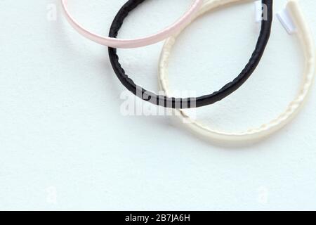 Flache Lay-Frisierwerkzeuge und -Accessoires wie Color Hair Scrunchies, Orbital Hair Ring oder Hair Hoop Stockfoto